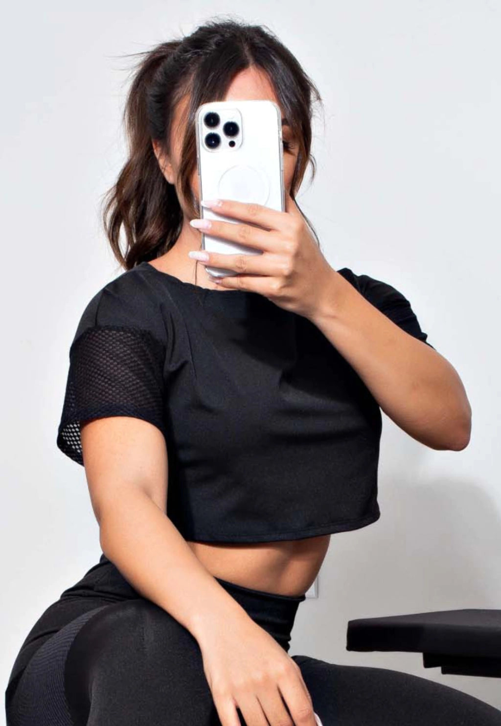 Cropped Fitness Preto com Manga e Detalhe em Tela