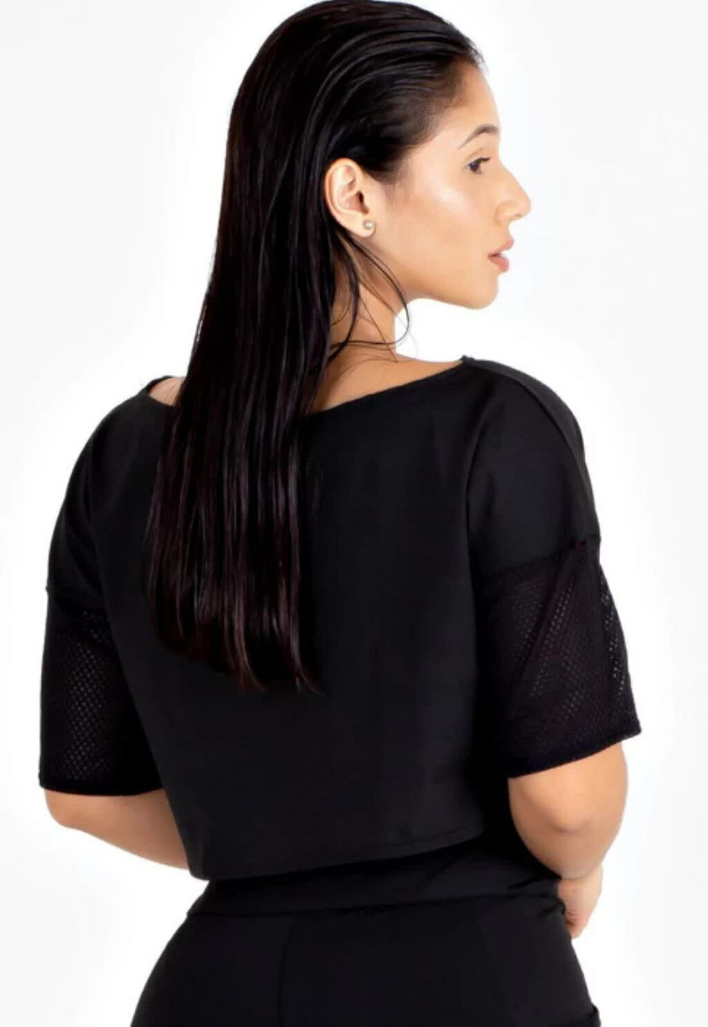 Cropped Fitness Preto com Manga e Detalhe em Tela
