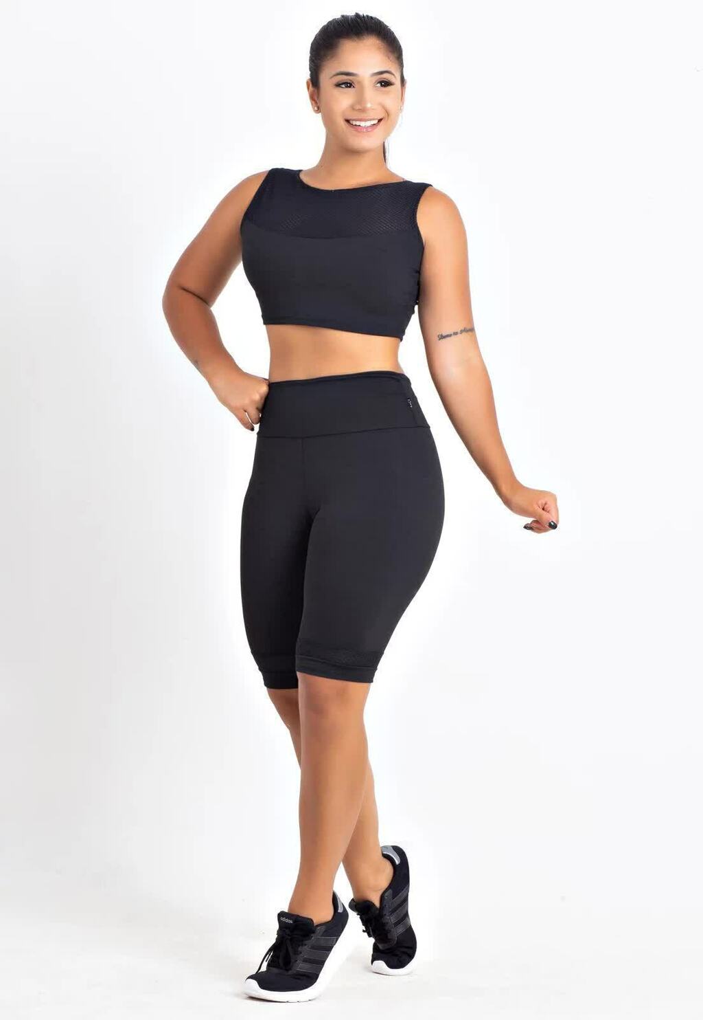 Conjunto Fitness Preto Cropped Regata + Bermuda Cintura Alta com Detalhe em Tela