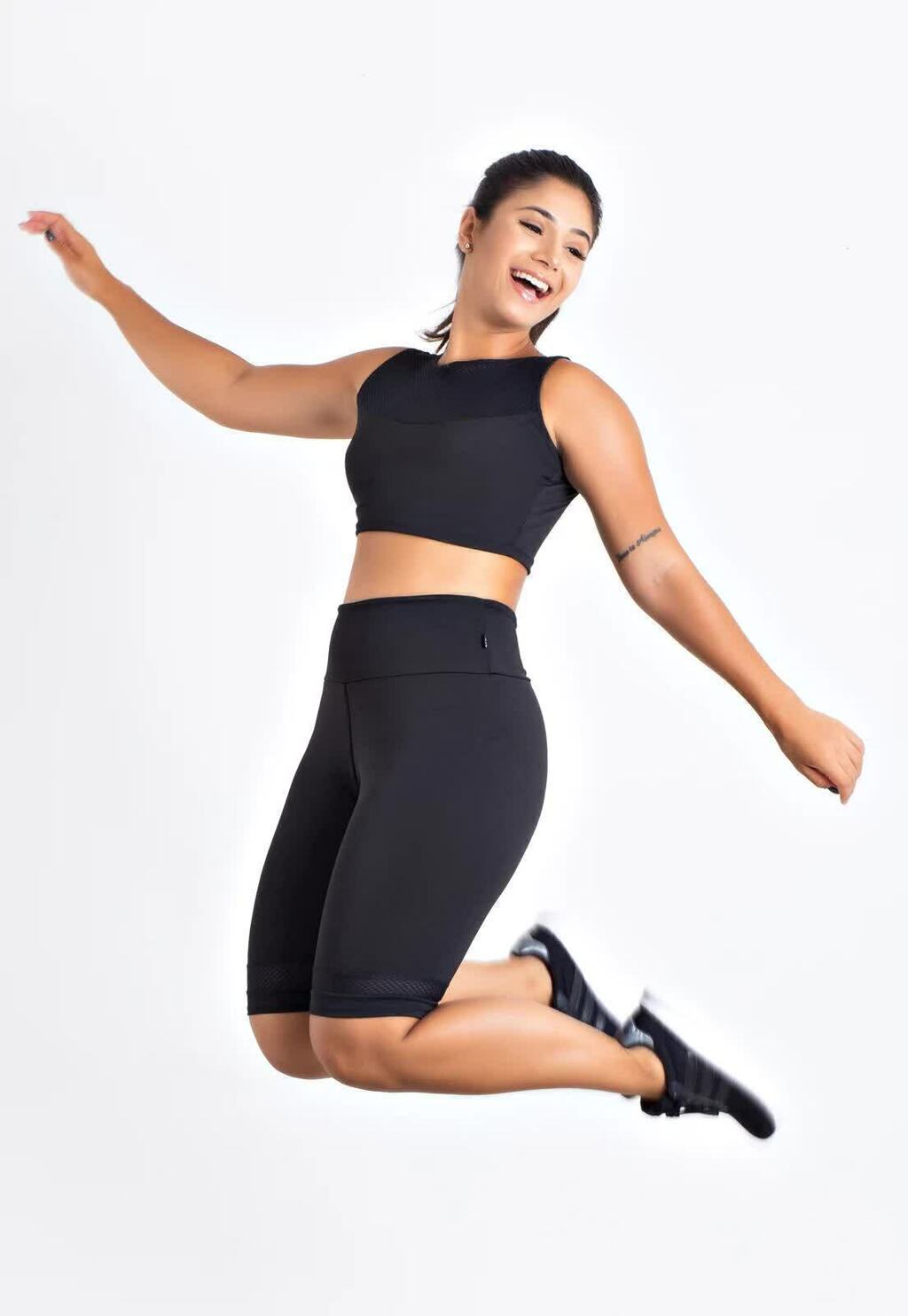 Conjunto Fitness Preto Cropped Regata + Bermuda Cintura Alta com Detalhe em Tela