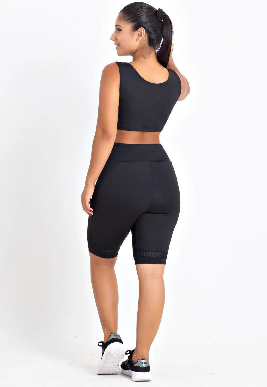 Conjunto Fitness Preto Cropped Regata + Bermuda Cintura Alta com Detalhe em Tela