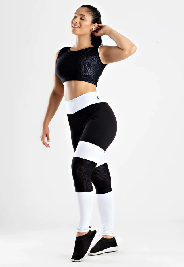 Conjunto Fitness Preto e Branco com  detalhe em tela - Calça Legging e Cropped Regata