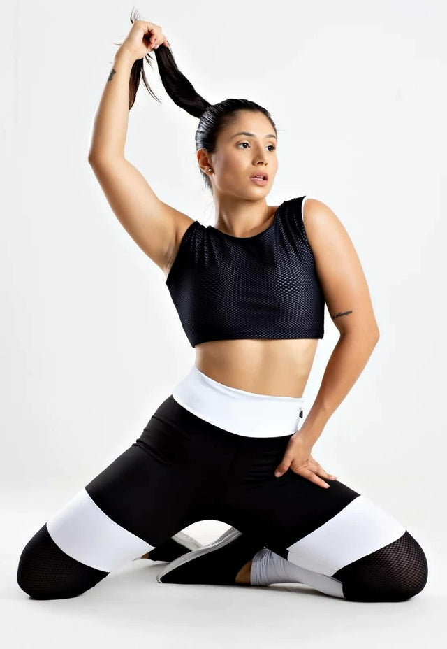Conjunto Fitness Preto e Branco com  detalhe em tela - Calça Legging e Cropped Regata