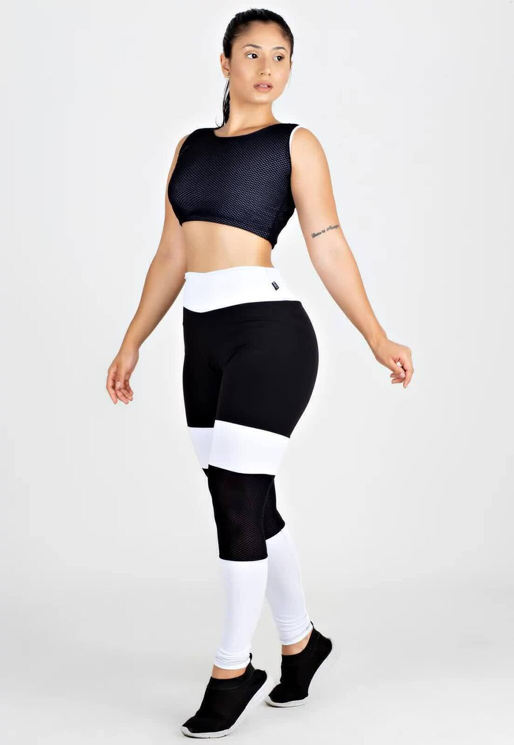 Conjunto Fitness Preto e Branco com  detalhe em tela - Calça Legging e Cropped Regata