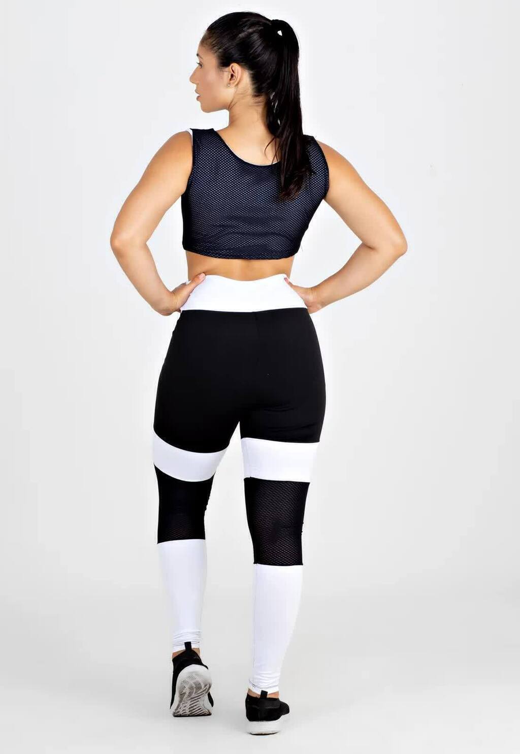 Conjunto Fitness Preto e Branco com  detalhe em tela - Calça Legging e Cropped Regata