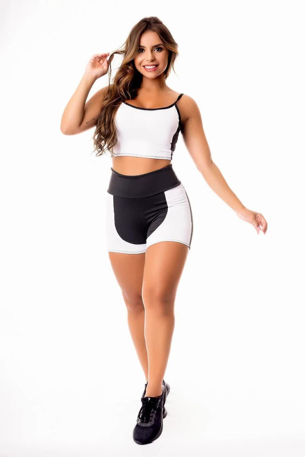 Conjunto Fitness Preto e Branco Cintura Alta com Cropped de Alcinha
