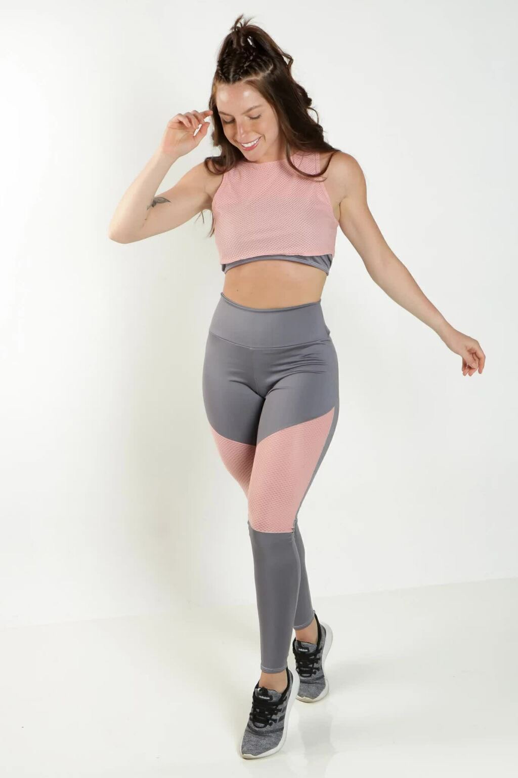 Calça Legging com Detalhes Assimétricos + Top Tomara que Caia + Regatinha em Tela
