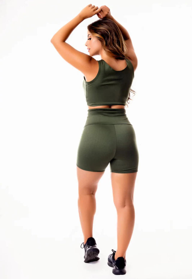 Conjunto Fitness Verde Militar – Short Cintura Alta e Cropped Regata