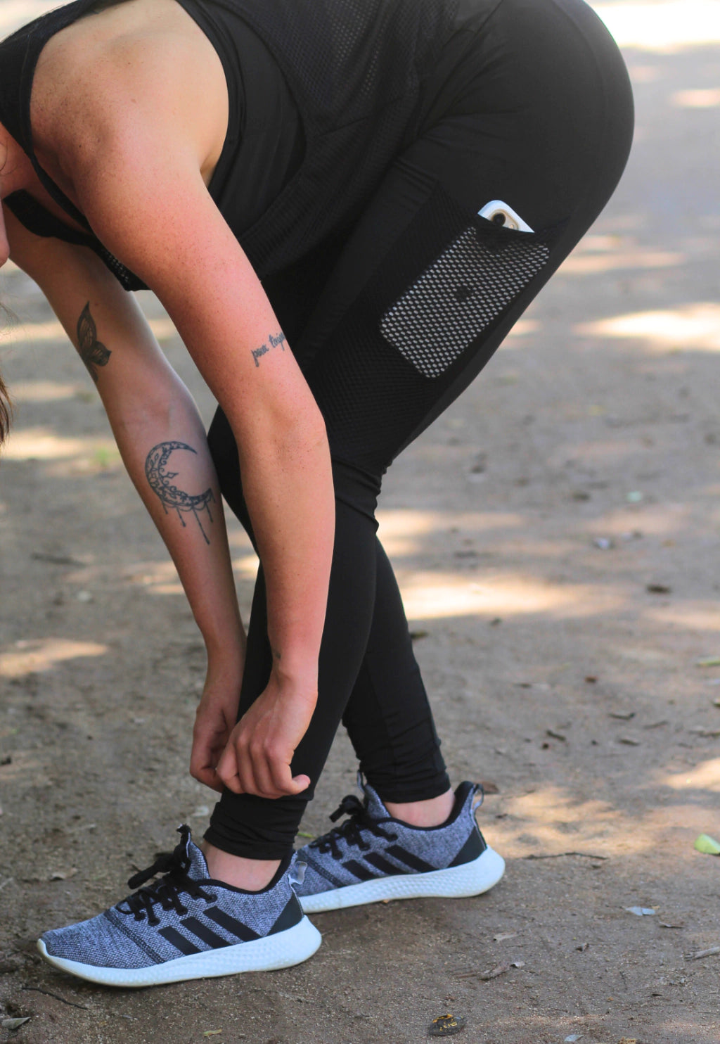Conjunto Fitness Preto – Calça Legging com Bolso Dry + Regata em Tela + Top Tomara que Caia