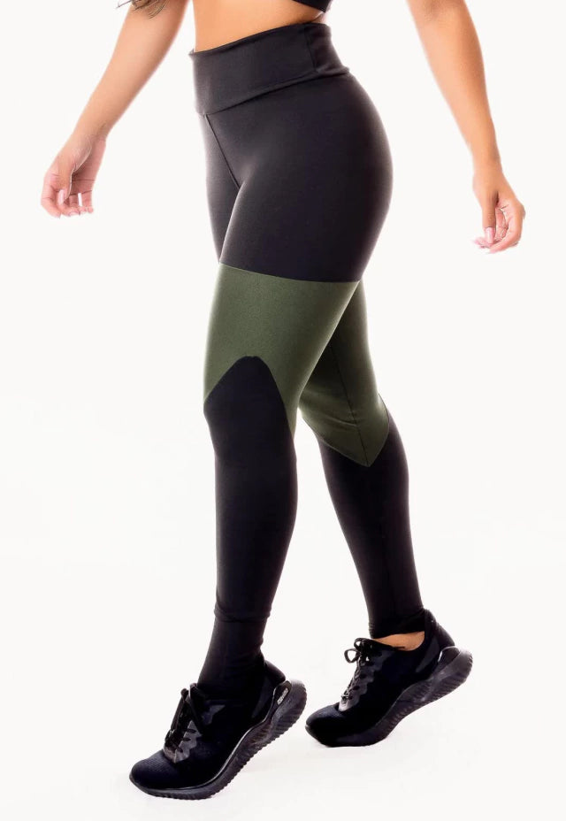 Calça Legging Fitness Preta com Cintura Alta e Detalhes em Verde Militar – Conforto e Estilo para Seus Treinos