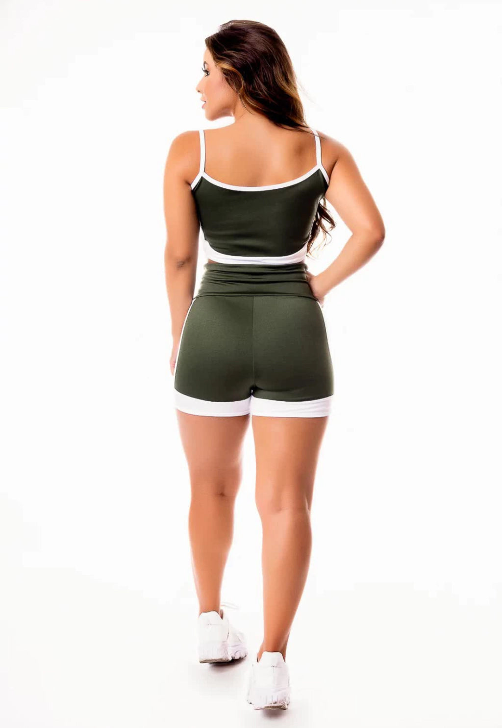 Conjunto Fitness Feminino Verde Militar com Branco – Short Cintura Alta + Cropped de Alcinha